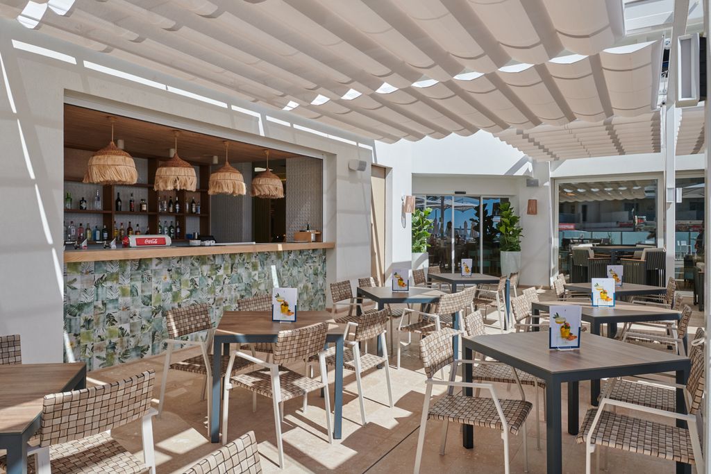 Hipotels Flamenco Pool bar 6