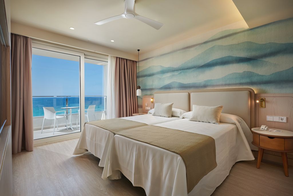 Hipotels Flamenco Suite bedroom 1